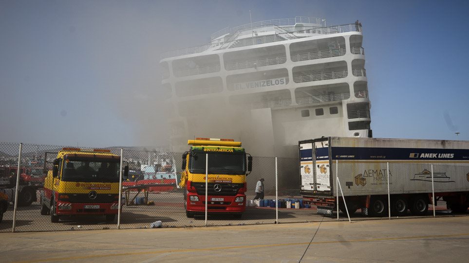 «Ελευθέριος Βενιζέλος»: Θα καίει για άλλες δυο-τρεις ημέρες η φωτιά στο πλοίο - Φωτογραφία 1