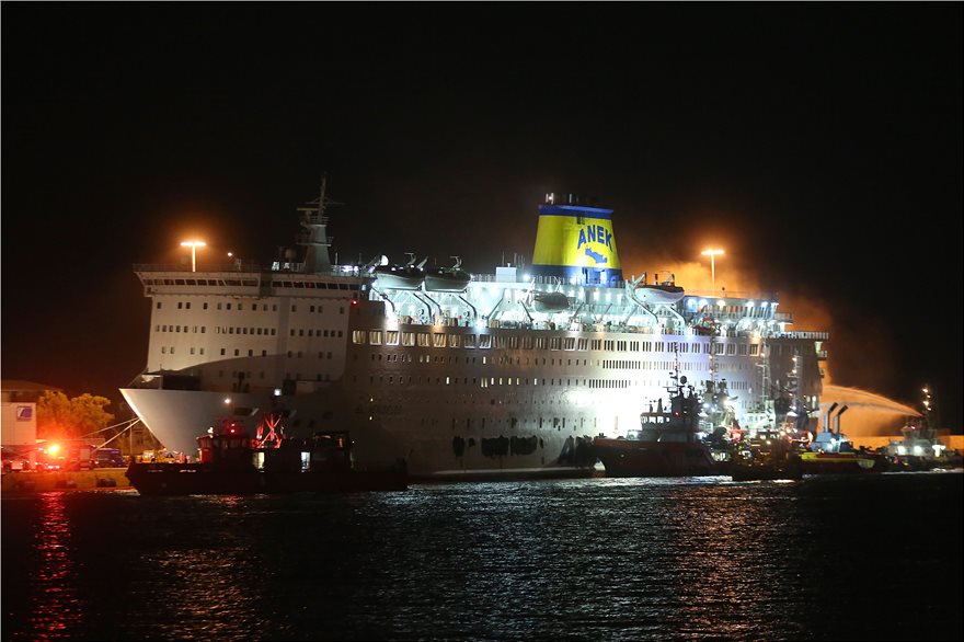 «Ελευθέριος Βενιζέλος»: Θα καίει για άλλες δυο-τρεις ημέρες η φωτιά στο πλοίο - Φωτογραφία 3