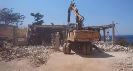 Αυθαίρετα: Άρχισε η κατεδάφιση των πρώτων 22 στην Αθηνών – Σουνίου - Φωτογραφία 4