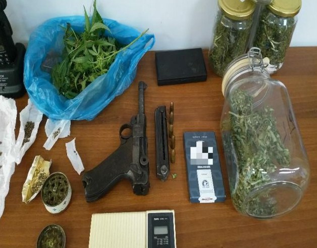 Σύλληψη ημεδαπού για ναρκωτικά και όπλα στο Ναύπλιο - Φωτογραφία 1