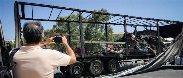 Βγάζουν καμένα οχήματα από το “Ελευθέριος Βενιζέλος” (εικόνες) - Φωτογραφία 1