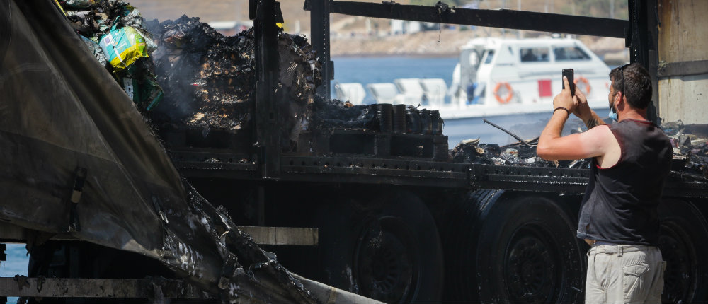 Βγάζουν καμένα οχήματα από το “Ελευθέριος Βενιζέλος” (εικόνες) - Φωτογραφία 3