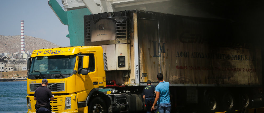 Βγάζουν καμένα οχήματα από το “Ελευθέριος Βενιζέλος” (εικόνες) - Φωτογραφία 4
