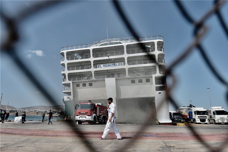 Φωτογραφίες-σοκ από το «Ελευθέριος Βενιζέλος»: Βγάζουν καμένες τις νταλίκες από το γκαράζ - Φωτογραφία 5