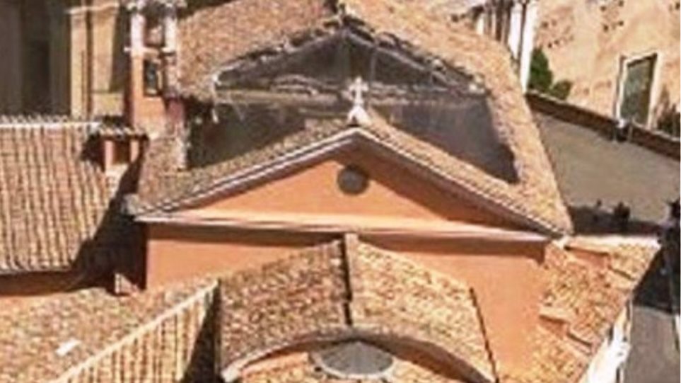 Ιταλία: Κατέρρευσε η οροφή ιστορικής εκκλησίας του 16ου αιώνα στη Ρώμη - Φωτογραφία 1