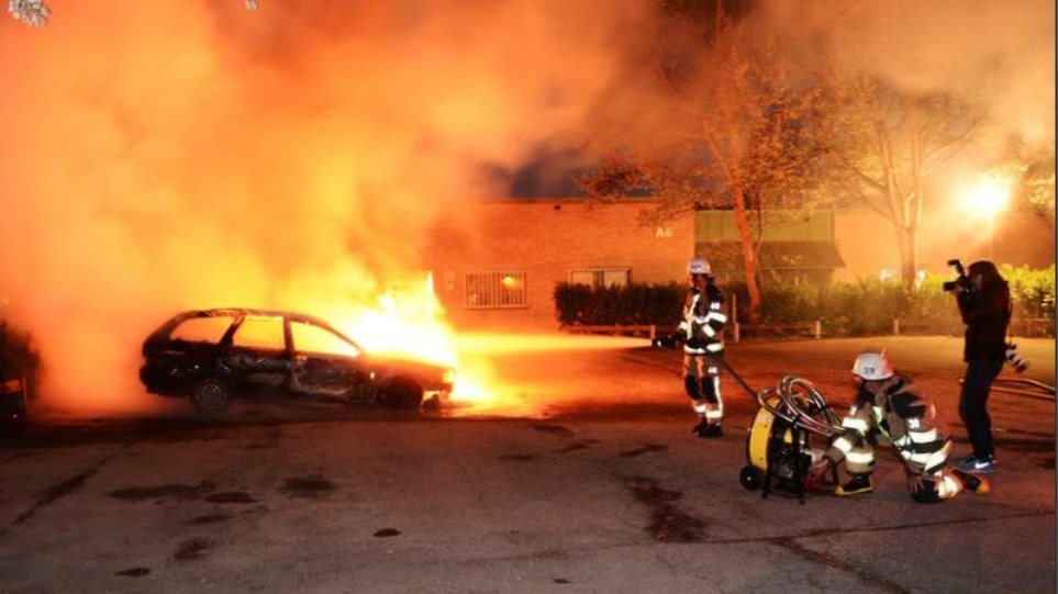 Κύμα εγκληματικότητας στη Σουηδία: 22 καμμένα αυτοκίνητα και εκτεταμένα επεισόδια - Φωτογραφία 1