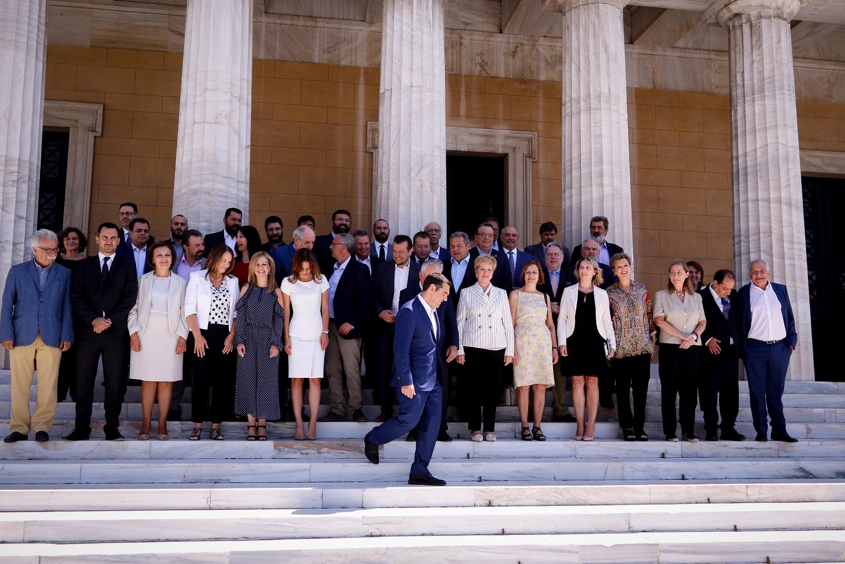 Η οικογενειακή φωτογραφία του νέου υπουργικού: Αχτσιόγλου-Δραγασάκης πλάι στον Τσίπρα, «άφαντη» η Νοτοπούλου! - Φωτογραφία 3