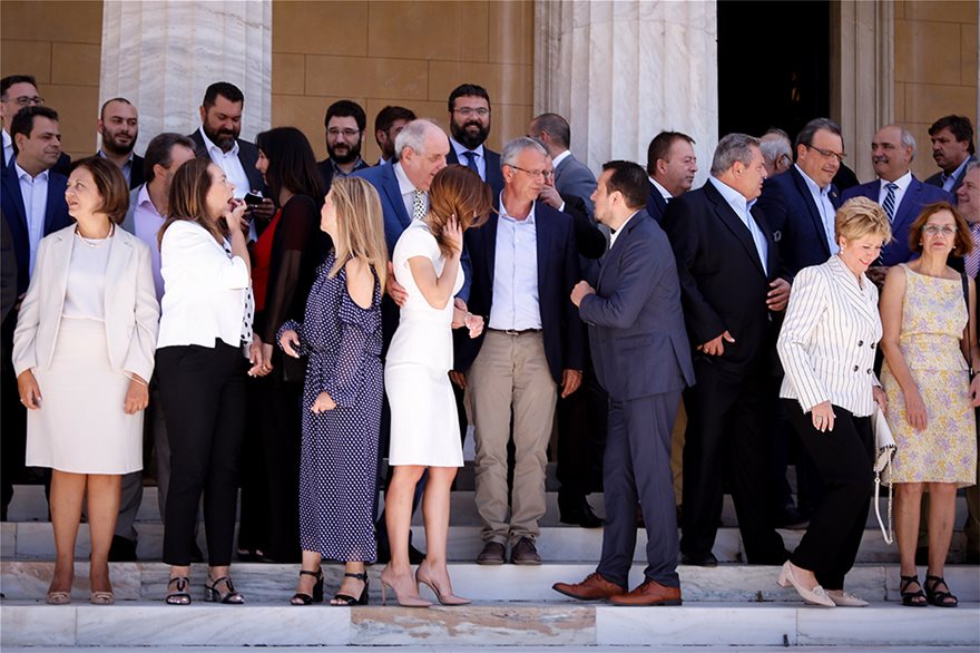Η οικογενειακή φωτογραφία του νέου υπουργικού: Αχτσιόγλου-Δραγασάκης πλάι στον Τσίπρα, «άφαντη» η Νοτοπούλου! - Φωτογραφία 7