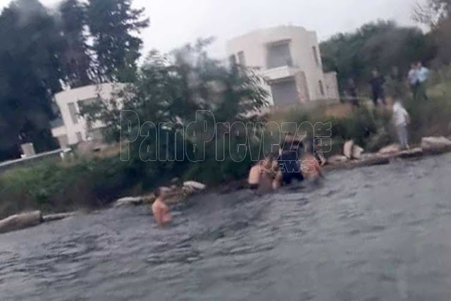 Πρέβεζα: Η πεζή καταδίωξη συνεχίστηκε στη θάλασσα! – Οι αστυνομικοί συνέλαβαν οπλισμένο ύποπτο μέσα στο νερό - Φωτογραφία 1