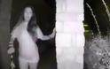 Εντοπίστηκε η μυστηριώδης γυναίκα που χτυπούσε ημίγυμνη κουδούνια μέσα στη νύχτα - Φωτογραφία 1