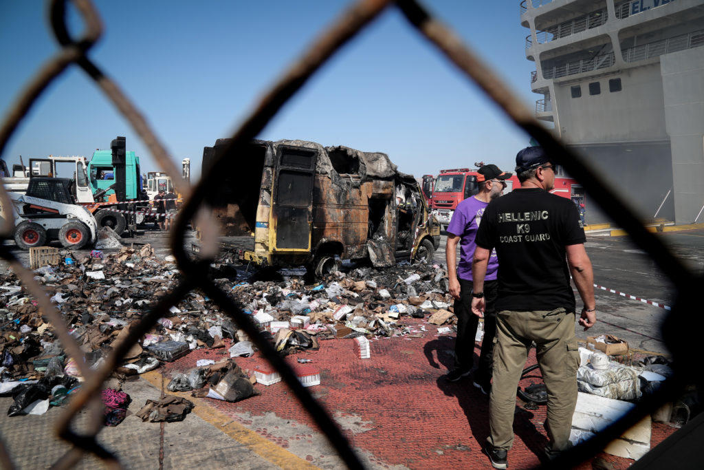 Ελευθέριος Βενιζέλος: Καραμπίνα και φυσίγγια σε φορτηγάκι των ΕΛΤΑ που κάηκε! [pics] - Φωτογραφία 4