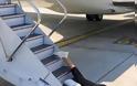 Εικόνα ΣΟΚ της Ναταλίας Γερμανού πεσμένη στα σκαλοπάτια αεροπλάνου [photo]