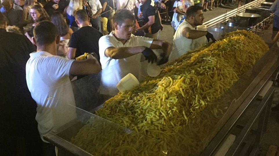 Στη Νάξο τηγάνισαν 625 κιλά πατάτες και κατέρριψαν το ρεκόρ Γκίνες! - Φωτογραφία 1