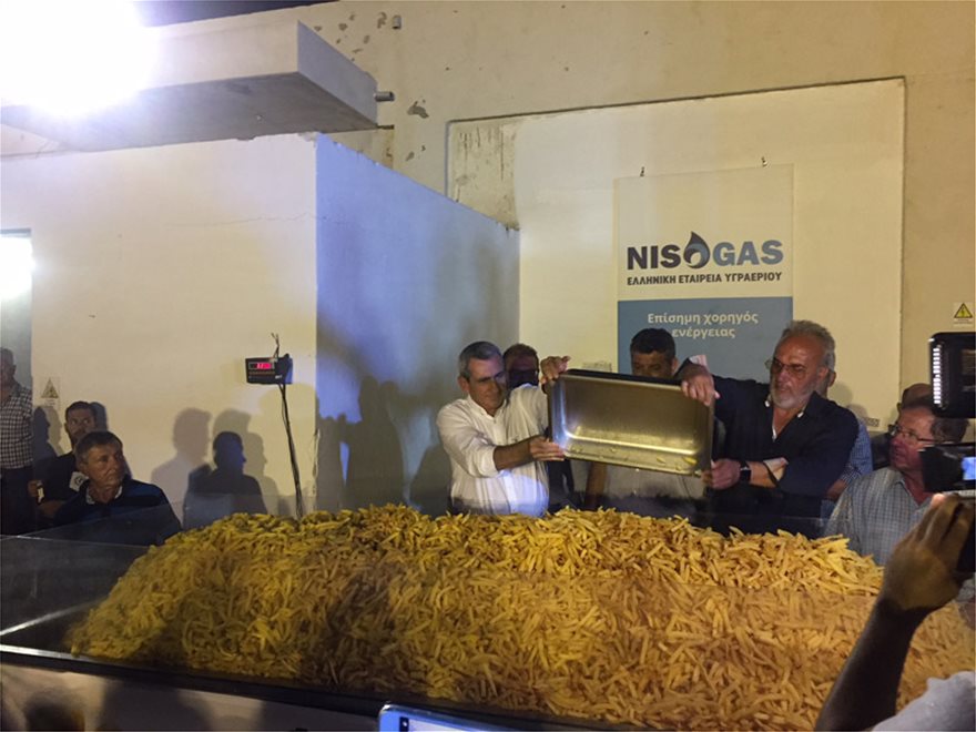 Στη Νάξο τηγάνισαν 625 κιλά πατάτες και κατέρριψαν το ρεκόρ Γκίνες! - Φωτογραφία 6