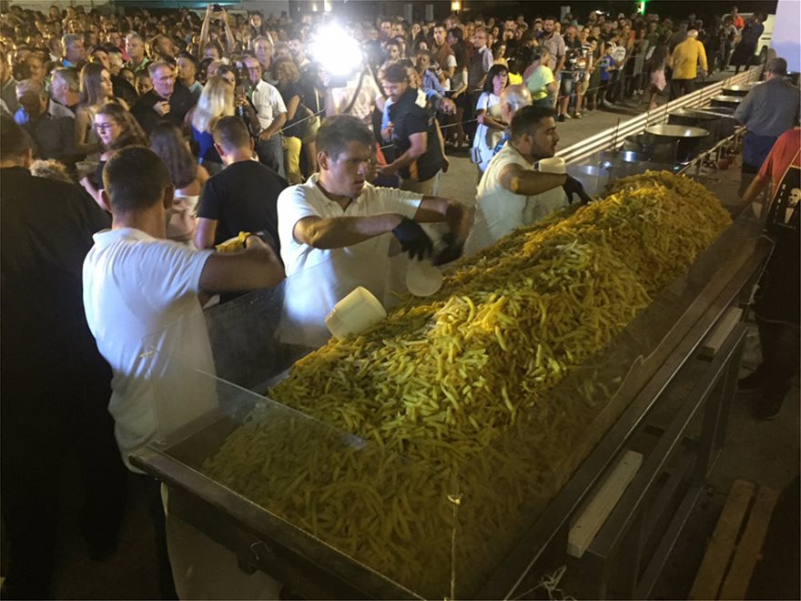 Στη Νάξο τηγάνισαν 625 κιλά πατάτες και κατέρριψαν το ρεκόρ Γκίνες! - Φωτογραφία 8