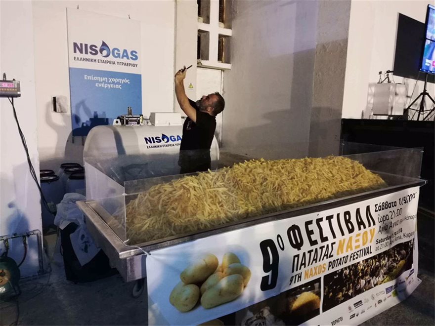 Στη Νάξο τηγάνισαν 625 κιλά πατάτες και κατέρριψαν το ρεκόρ Γκίνες! - Φωτογραφία 9