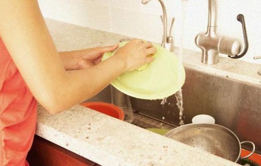 Το κόλπο για να αστράφτουν τα πιάτα μετά το πλύσιμο - Φωτογραφία 1