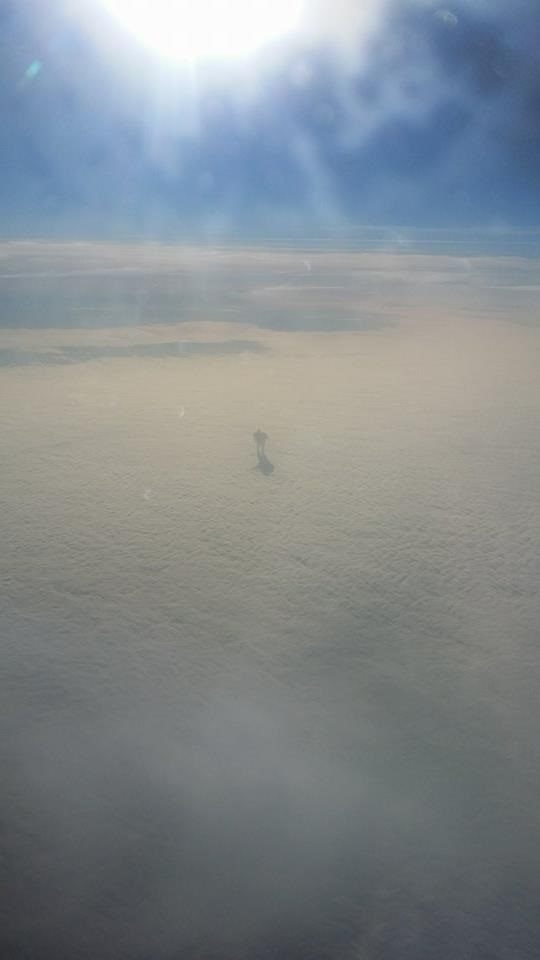 ΤΡΕΛΟ: Επιβατικό Αεροσκάφος φωτογράφισε έναν 'άνθρωπο να περπατάει στα σύννεφα;  [photos] - Φωτογραφία 2