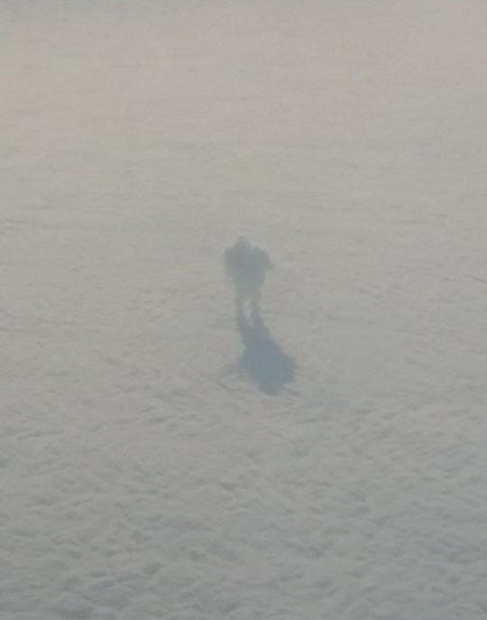 ΤΡΕΛΟ: Επιβατικό Αεροσκάφος φωτογράφισε έναν 'άνθρωπο να περπατάει στα σύννεφα;  [photos] - Φωτογραφία 3