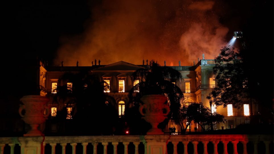 Τεράστια απώλεια για τη Βραζιλία: Πυρκαγιά κατέστρεψε το Εθνικό Μουσείο στο Ρίο ντε Ζανέιρο - Φωτογραφία 1