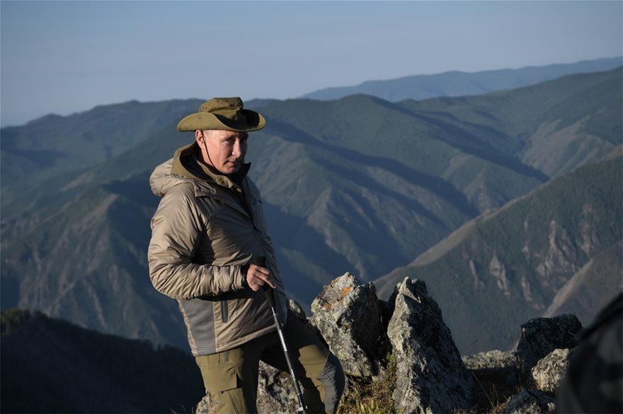 Ο Πούτιν κάνει διακοπές στο βουνό - Στα χακί και με ραβδί περιπάτου - Φωτογραφία 2