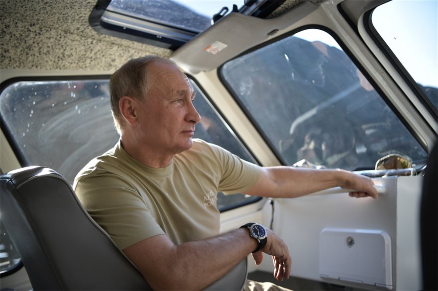 Ο Πούτιν κάνει διακοπές στο βουνό - Στα χακί και με ραβδί περιπάτου - Φωτογραφία 3