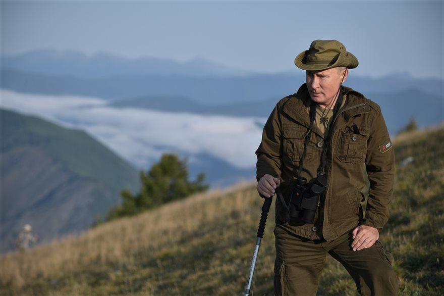 Ο Πούτιν κάνει διακοπές στο βουνό - Στα χακί και με ραβδί περιπάτου - Φωτογραφία 4