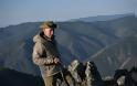 Ο Πούτιν κάνει διακοπές στο βουνό - Στα χακί και με ραβδί περιπάτου - Φωτογραφία 2