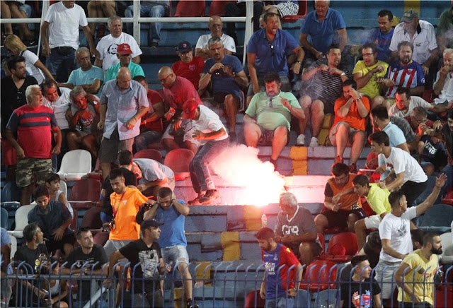Η στιγμή που οπαδός του ΠΑΟΚ πετάει φωτοβολίδα σε φίλους του Πανιωνίου (ΒΙΝΤΕΟ) - Φωτογραφία 1