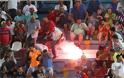 Η στιγμή που οπαδός του ΠΑΟΚ πετάει φωτοβολίδα σε φίλους του Πανιωνίου (ΒΙΝΤΕΟ) - Φωτογραφία 2