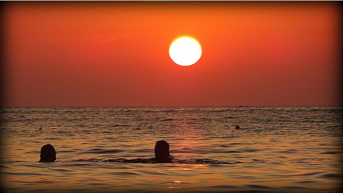 Ποια Σαντορίνη; Στο Κίνι το πιο Μαγευτικό ηλιοβασίλεμα. Οι εικόνες «μιλούν» από μόνες τους - Φωτογραφία 1