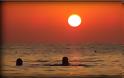 Ποια Σαντορίνη; Στο Κίνι το πιο Μαγευτικό ηλιοβασίλεμα. Οι εικόνες «μιλούν» από μόνες τους