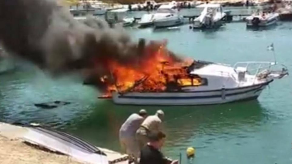 Σκάφος τυλίχθηκε στις φλόγες στο Πέραμα - Φωτογραφία 1