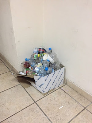 Η απορία και η λύπη ενός πολίτη για τα σκουπίδια στην Αστυνομία Πρέβεζας - Φωτογραφία 3