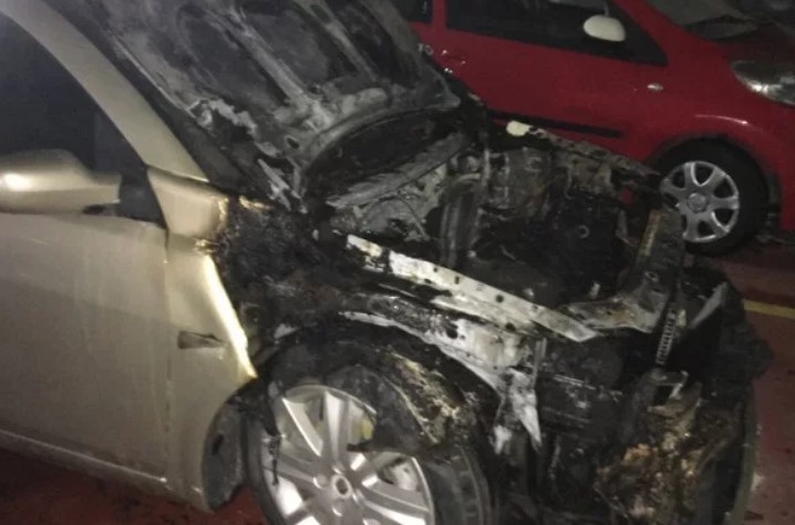 Αμάξι πήρε φωτιά μέσα στο πάρκινγκ του δήμου Χανίων - Φωτογραφία 1