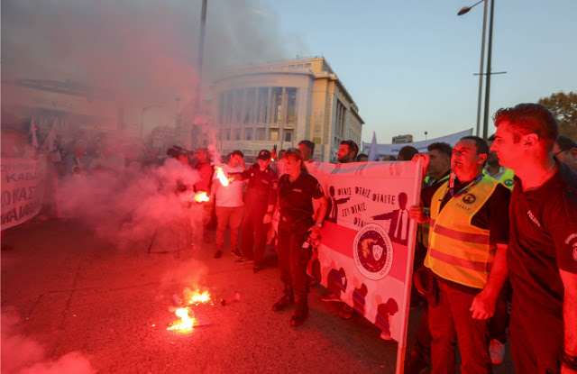 Με πυρσούς διαμαρτυρήθηκαν οι ένστολοι - Συμμετείχαν και αστυνομικοί της Εύβοιας! (ΦΩΤΟ & ΒΙΝΤΕΟ) - Φωτογραφία 1