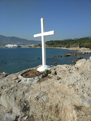 Επιστολή ΣΟΚ από αλληλέγγυους προς Δήμαρχο Λέσβου: «Αφαιρέστε τον σταυρό από παραλία της  Μυτιλήνης, ενοχλεί τους μετανάστες» - Φωτογραφία 3
