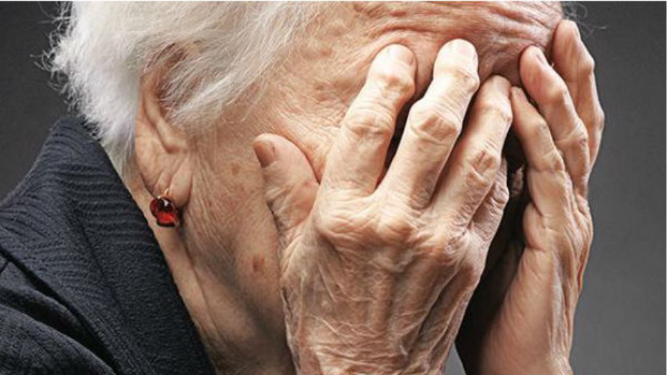 Τρόμος για 87χρονη στο Κορωπί: Κουκουλοφόροι μπήκαν στο σπίτι της τα ξημερώματα για να τη ληστέψουν - Φωτογραφία 1