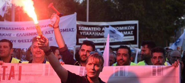 Η Νοτοπούλου δεν παρέλαβε ψήφισμα-διαμαρτυρία των ενστόλων -Φώναξαν «όχι» στις περικοπές [εικόνες & βίντεο] - Φωτογραφία 1