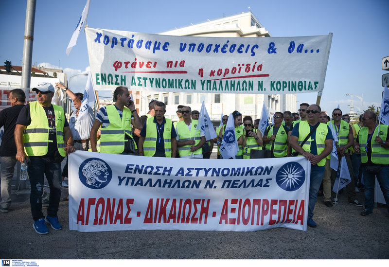 Η Νοτοπούλου δεν παρέλαβε ψήφισμα-διαμαρτυρία των ενστόλων -Φώναξαν «όχι» στις περικοπές [εικόνες & βίντεο] - Φωτογραφία 2