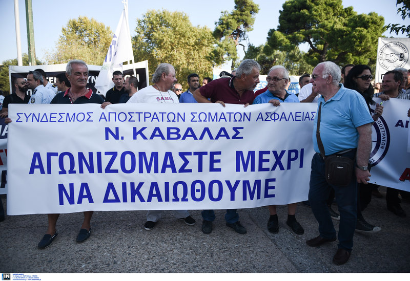 Η Νοτοπούλου δεν παρέλαβε ψήφισμα-διαμαρτυρία των ενστόλων -Φώναξαν «όχι» στις περικοπές [εικόνες & βίντεο] - Φωτογραφία 5