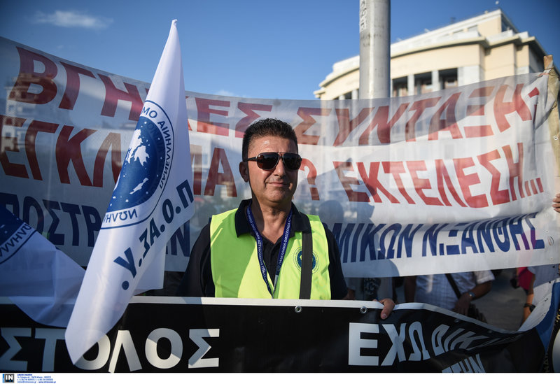 Η Νοτοπούλου δεν παρέλαβε ψήφισμα-διαμαρτυρία των ενστόλων -Φώναξαν «όχι» στις περικοπές [εικόνες & βίντεο] - Φωτογραφία 6