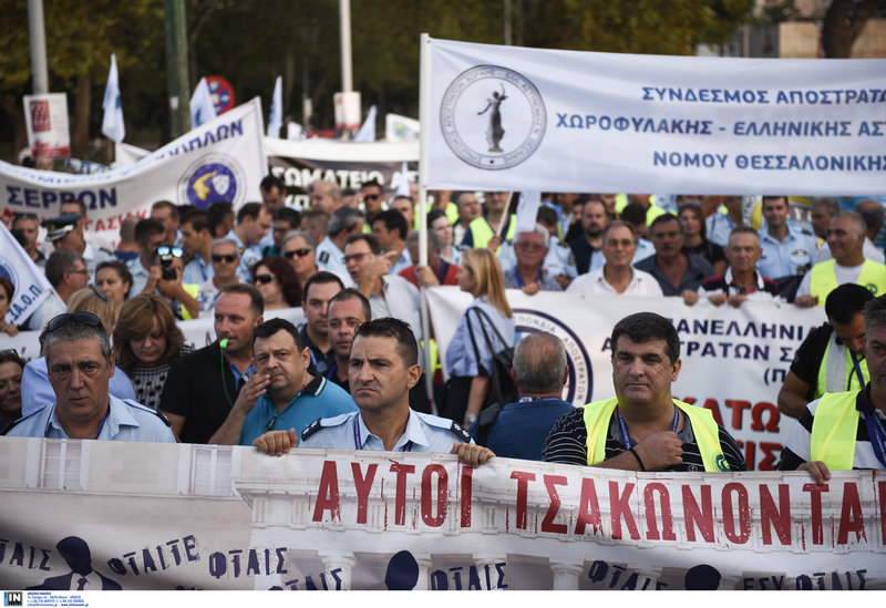 Η Νοτοπούλου δεν παρέλαβε ψήφισμα-διαμαρτυρία των ενστόλων -Φώναξαν «όχι» στις περικοπές [εικόνες & βίντεο] - Φωτογραφία 8