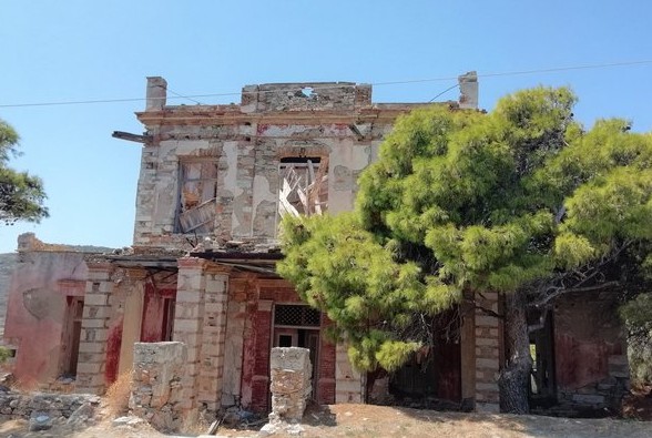 Το «Κοκκινόσπιτο» της Σύρου: Το στοιχειωμένο αρχοντικό με την...βαριά ιστορία - Φωτογραφία 1