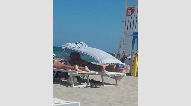 Η «τρελή» πατέντα όταν δεν θες να πληρώσεις ομπρέλα στην παραλία (pic) - Φωτογραφία 2