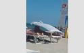 Η «τρελή» πατέντα όταν δεν θες να πληρώσεις ομπρέλα στην παραλία (pic) - Φωτογραφία 2