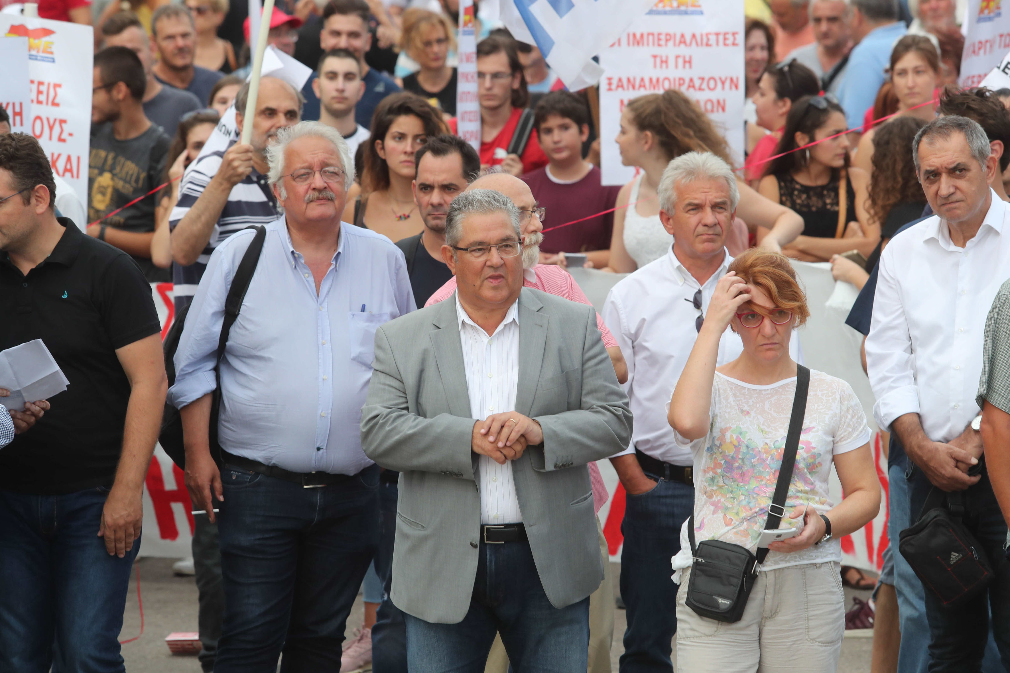 Επεισόδια στο συλλαλητήριο για τη Μακεδονία (φωτογραφίες - βίντεο) - Φωτογραφία 3