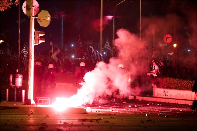 «Γυαλιά - καρφιά» τα έκαναν κουκουλοφόροι στη Θεσσαλονίκη – Προσαγωγές και τραυματίες [Εικόνες-Βίντεο] - Φωτογραφία 5