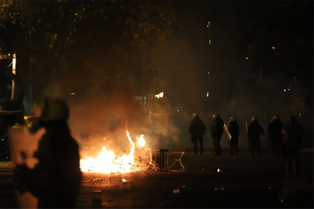 «Γυαλιά - καρφιά» τα έκαναν κουκουλοφόροι στη Θεσσαλονίκη – Προσαγωγές και τραυματίες [Εικόνες-Βίντεο] - Φωτογραφία 6