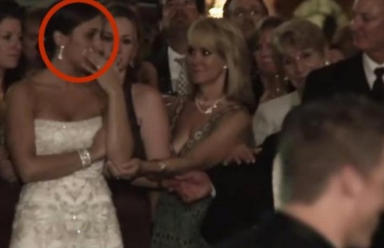 Όταν η νύφη βλέπει το γαμπρό να φιλάει αυτή τη γυναίκα μπροστά της, αρχίζει να κλαίει! - Φωτογραφία 1